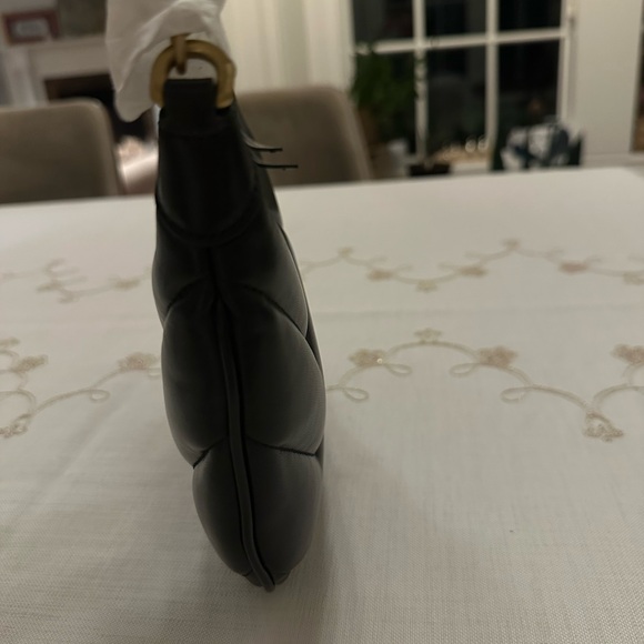 Gucci Black Quilted Shoulder Bag with Gold Logo - Picture 10 of 12